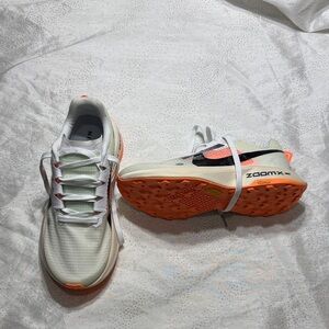 Nike White Running Shoes with Orange Outsole and Black Swoosh size 8